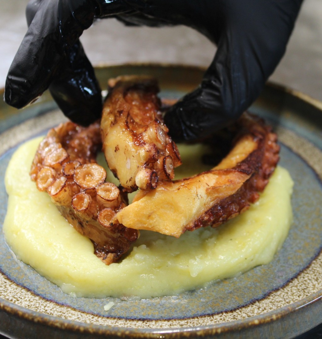Polpo scottato su purè di patate